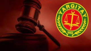 Babanın, üniversite mezunu olan ve iş bulamayarak KPSS kursuna yazılmış olan çocuğuna yoksulluk nafakası ödemesi gerekir. Üniversiteden sonra KPSS kursu, dil kursu, sertifika kursları eğitimin devamı niteliği taşımaktadır.